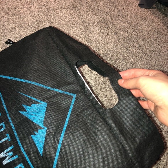 Insulated Drawstring - Picture 3 of 4